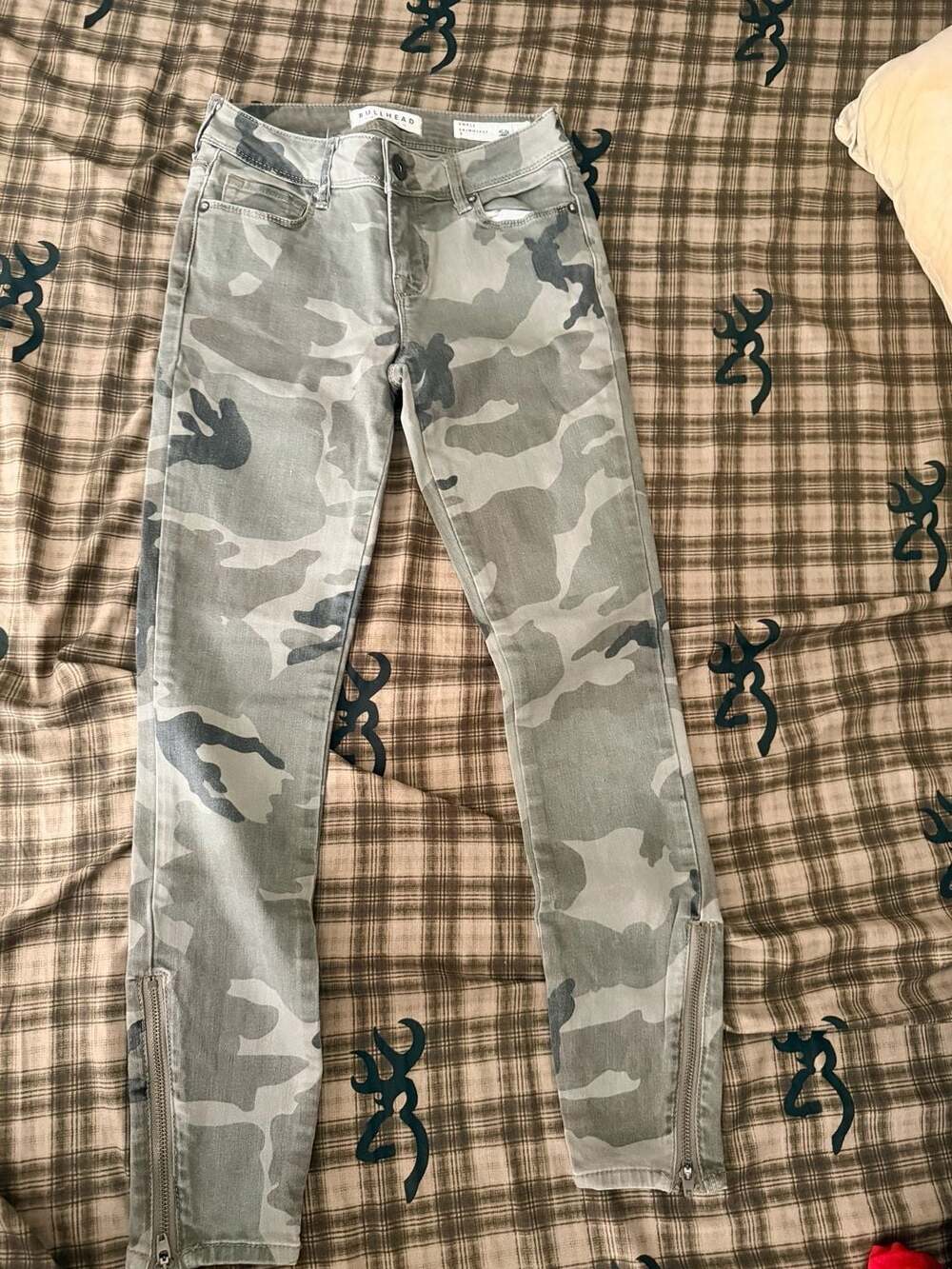 Bullhead Ankle Skinniest Size 1 Green Camo Jeans
